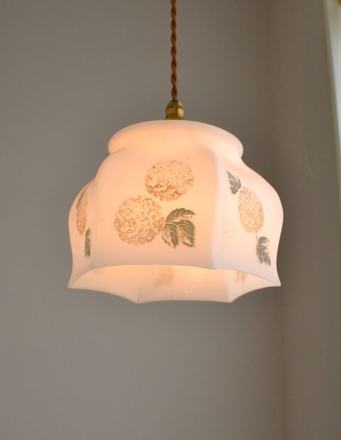 ペンダントライト 照明・ライティング ふんわり可愛いシルエットに、お花の模様アンティークペンダントライト(コード・シャンデリア電球・ギャラリーA付き)。アンティークのミルクガラスは、光を通すとなんとも言えないステキな雰囲気でお部屋を照らしてくれます。(m-1331-z)