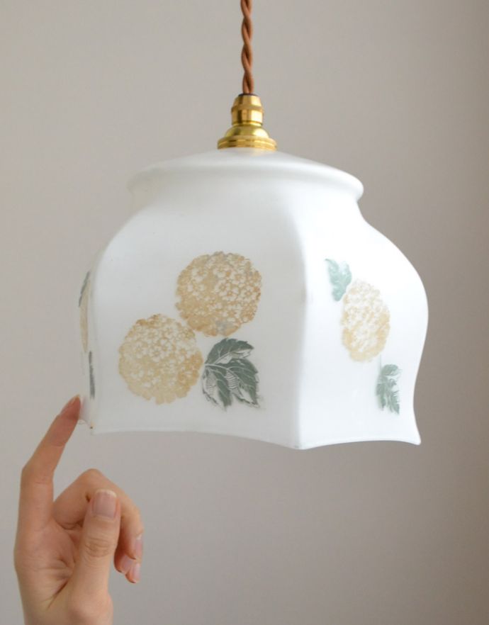 ペンダントライト 照明・ライティング ふんわり可愛いシルエットに、お花の模様アンティークペンダントライト(コード・シャンデリア電球・ギャラリーA付き)。ふわんと膨らんだ優しいシルエットのランプは、1つでも存在感たっぷりです。(m-1331-z)