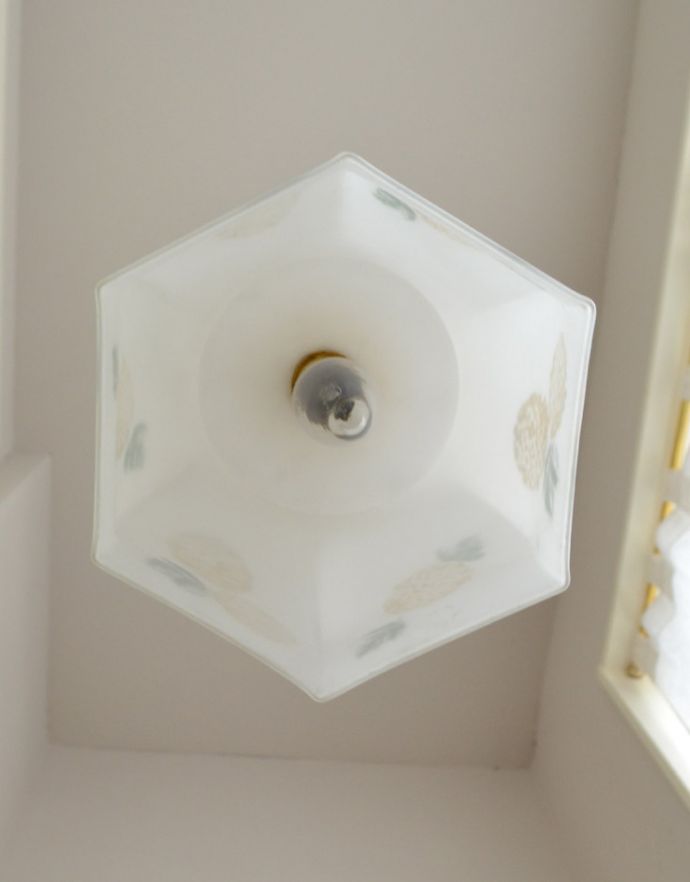 ペンダントライト 照明・ライティング ふんわり可愛いシルエットに、お花の模様アンティークペンダントライト(コード・シャンデリア電球・ギャラリーA付き)。【 シェードのサイズ 】幅19×奥行17×高さ15cmコードは50、80cm以外にも、ご希望の長さで加工してお届けします。(m-1331-z)