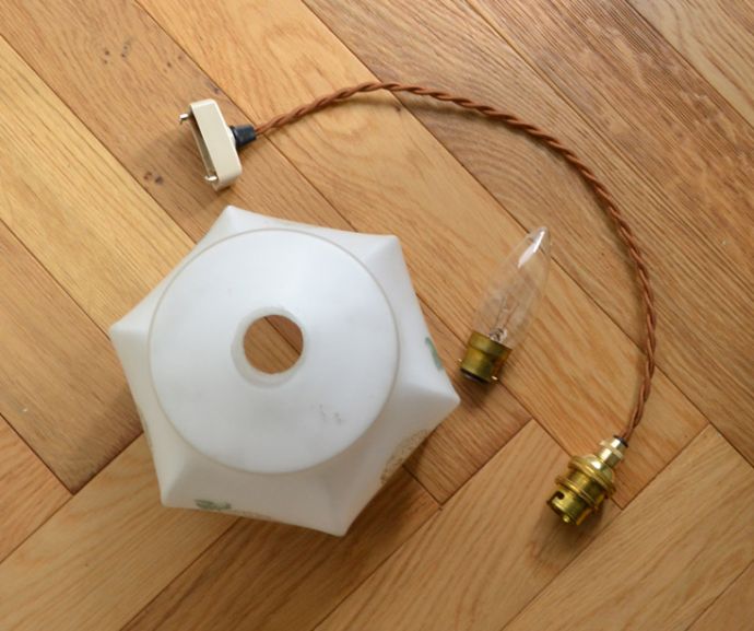 ペンダントライト 照明・ライティング ふんわり可愛いシルエットに、お花の模様アンティークペンダントライト(コード・シャンデリア電球・ギャラリーA付き)。ガラスシェード、コード、電球1個をセットでお届けするので、届いてすぐに取り付けられます。(m-1331-z)