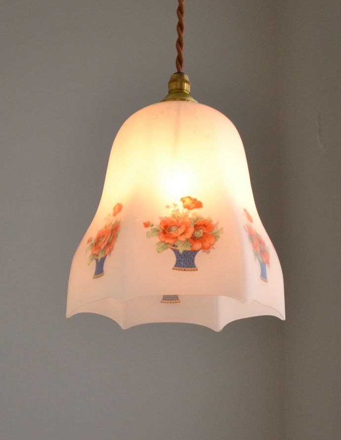 ペンダントライト　照明・ライティング　イギリスアンティーク照明、お花の可愛いアンティークペンダントライト（ミルクガラス）（コード・シャンデリア電球付き）。アンティークのミルクガラスは、光を通すとなんとも言えないステキな雰囲気でお部屋を照らしてくれます。(m-1332-z)