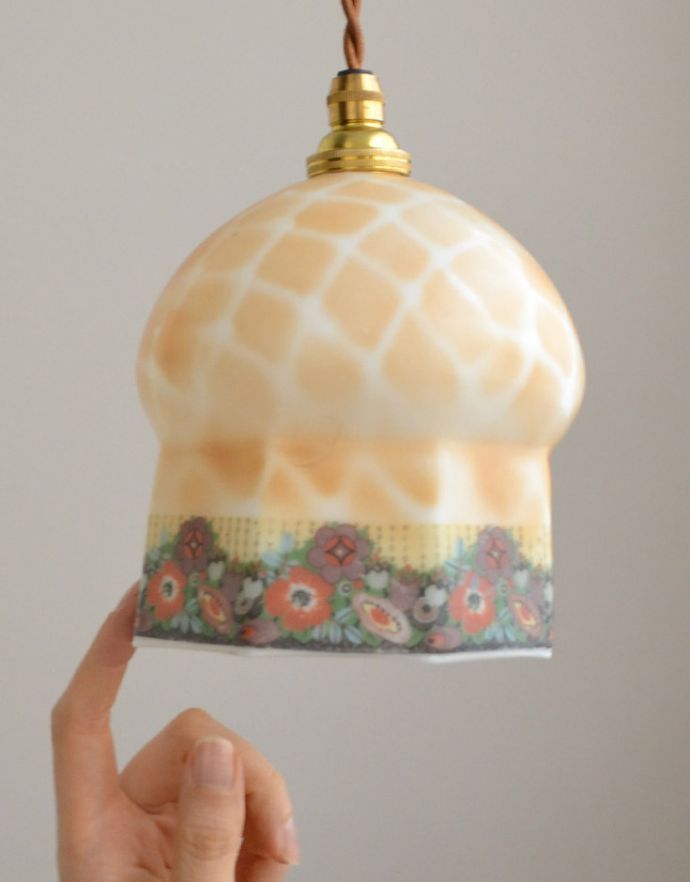 ペンダントライト　照明・ライティング　花柄がとってもキュートな英国アンティークのペンダントライト。ふわんと膨らんだ優しいシルエットのランプは、１つでも存在感たっぷりです。(m-1333-z)