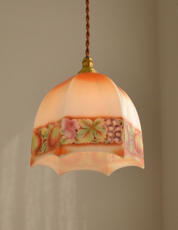ペンダントライト　照明・ライティング　フルーツがたっぷりデザインされた、アンティークペンダントライト（ガラスシェード）。アンティークのミルクガラスは、光を通すとなんとも言えないステキな雰囲気でお部屋を照らしてくれます。(m-1334-z)