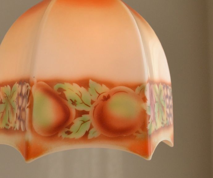 ペンダントライト　照明・ライティング　フルーツがたっぷりデザインされた、アンティークペンダントライト（ガラスシェード）。シェードから漏れる光に癒されます。(m-1334-z)