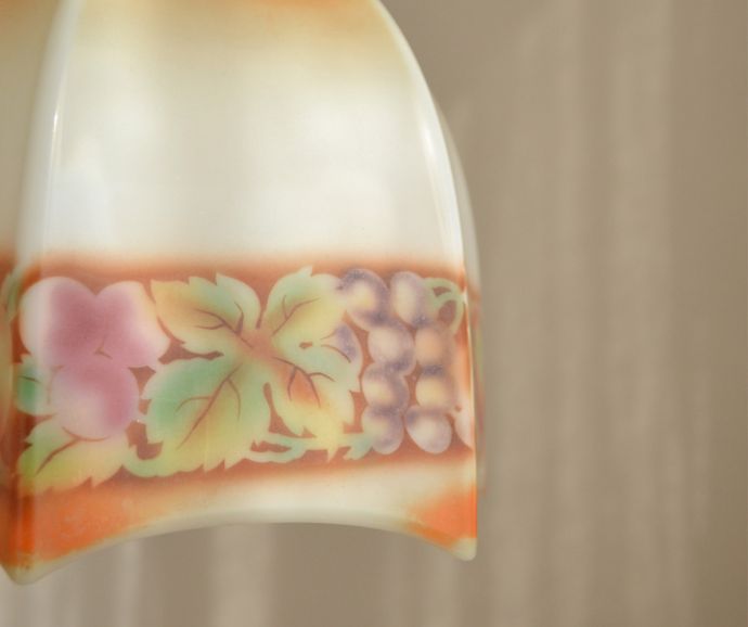 ペンダントライト　照明・ライティング　フルーツがたっぷりデザインされた、アンティークペンダントライト（ガラスシェード）。シェードは、アンティークのため、誤差があったり、キズ、汚れが入っている場合もあります。(m-1334-z)