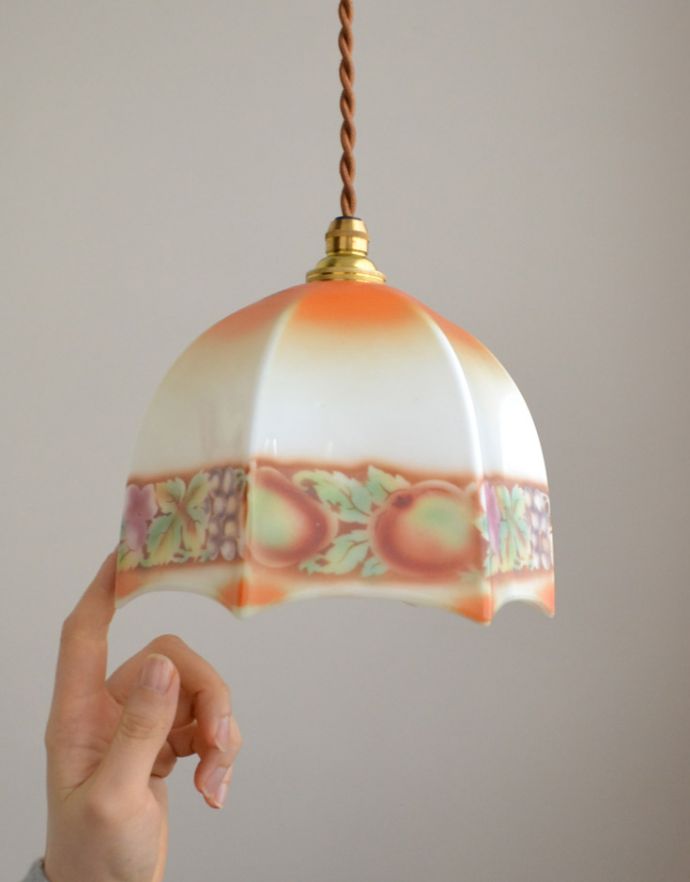 ペンダントライト　照明・ライティング　フルーツがたっぷりデザインされた、アンティークペンダントライト（ガラスシェード）。ふわんと膨らんだ優しいシルエットのランプは、１つでも存在感たっぷりです。(m-1334-z)