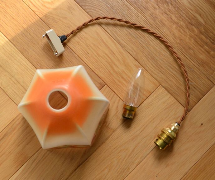 ペンダントライト　照明・ライティング　フルーツがたっぷりデザインされた、アンティークペンダントライト（ガラスシェード）。ガラスシェード、コード、電球1個をセットでお届けするので、届いてすぐに取り付けられます。(m-1334-z)