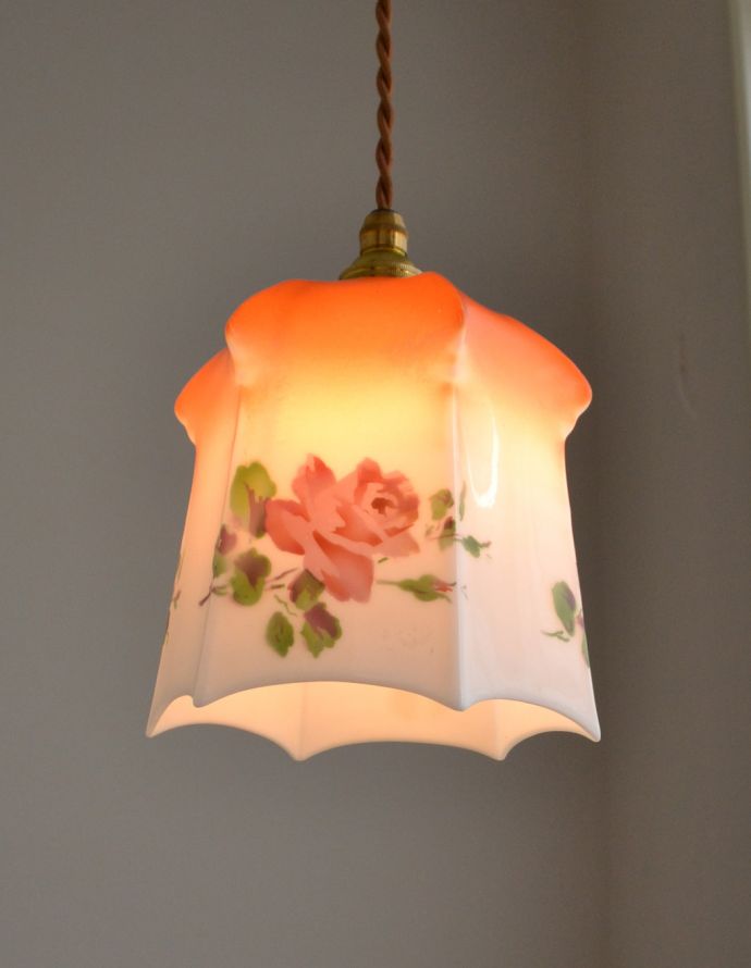 ペンダントライト 照明・ライティング ピンクの薔薇がエレガントなアンティークのペンダントライト(ガラスシェード)。アンティークのミルクガラスは、光を通すとなんとも言えないステキな雰囲気でお部屋を照らしてくれます。(m-1335-z)