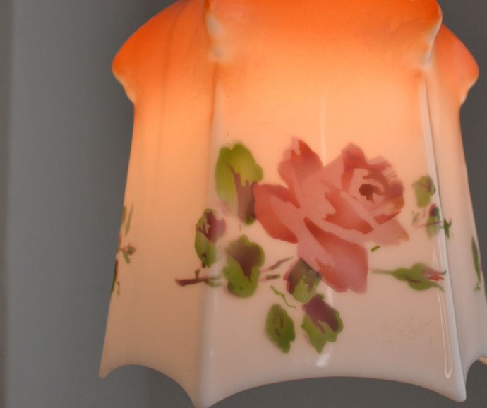 ペンダントライト 照明・ライティング ピンクの薔薇がエレガントなアンティークのペンダントライト(ガラスシェード)。シェードから漏れる光に癒されます。(m-1335-z)