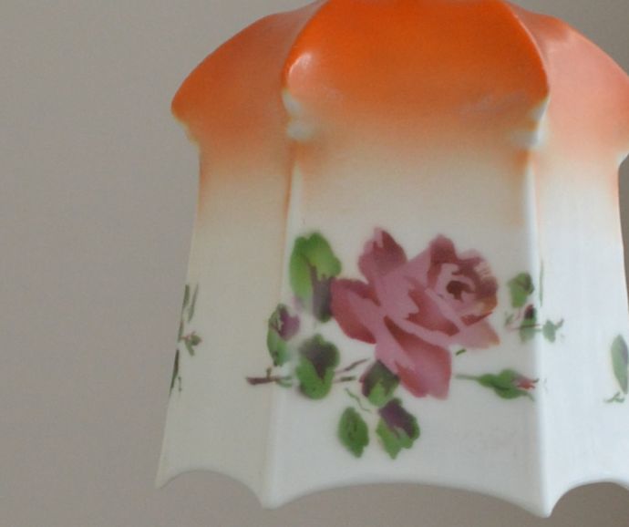 ペンダントライト 照明・ライティング ピンクの薔薇がエレガントなアンティークのペンダントライト(ガラスシェード)。シェードは、アンティークのため、誤差があったり、キズ、汚れが入っている場合もあります。(m-1335-z)