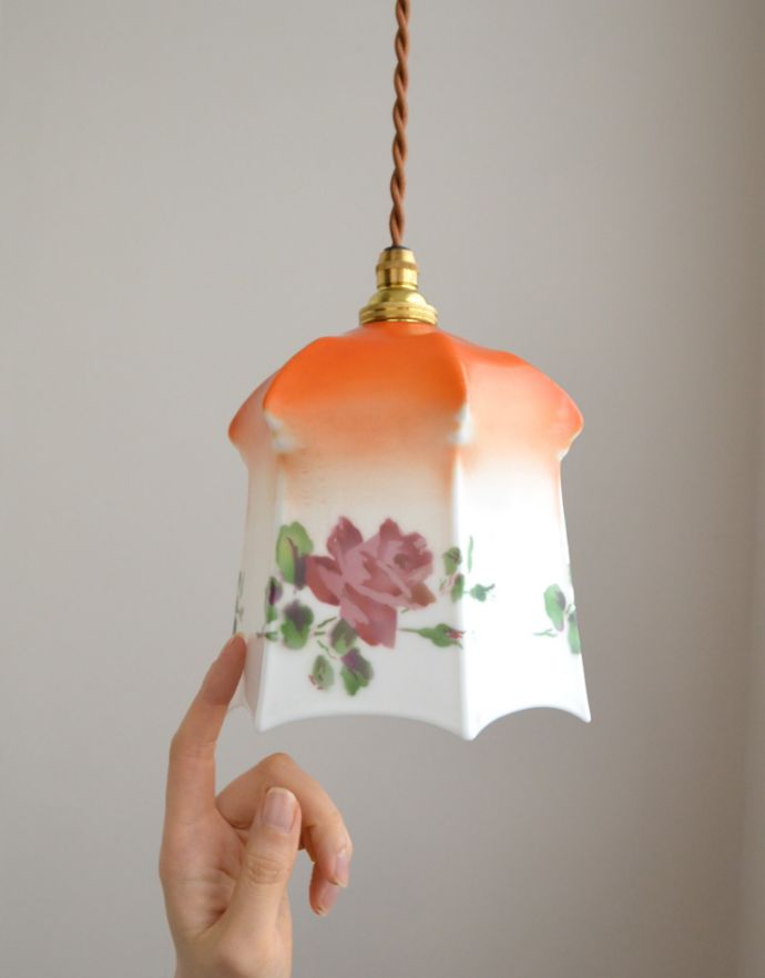 ペンダントライト 照明・ライティング ピンクの薔薇がエレガントなアンティークのペンダントライト(ガラスシェード)。ふわんと膨らんだ優しいシルエットのランプは、1つでも存在感たっぷりです。(m-1335-z)