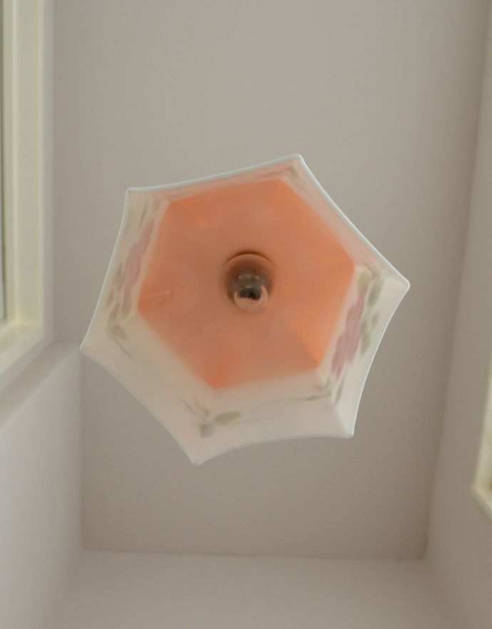 ペンダントライト 照明・ライティング ピンクの薔薇がエレガントなアンティークのペンダントライト(ガラスシェード)。【 シェードのサイズ 】幅15.5×奥行13.5×高さ15.5cmコードは50、80cm以外にも、ご希望の長さで加工してお届けします。(m-1335-z)