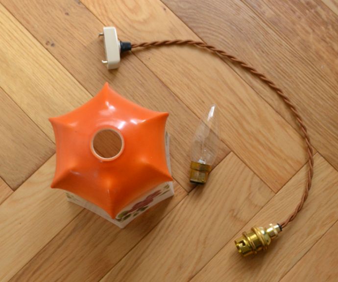 ペンダントライト 照明・ライティング ピンクの薔薇がエレガントなアンティークのペンダントライト(ガラスシェード)。ガラスシェード、コード、電球1個をセットでお届けするので、届いてすぐに取り付けられます。(m-1335-z)