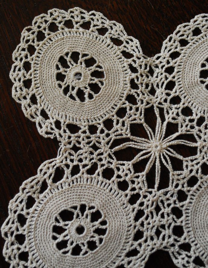 ミルクピッチャー アンティーク雑貨 フランスアンティーク雑貨、可愛い形がアクセント、手編みのドイリーレース。ハンドメイドの繊細さとあたたかさがあります。(m-1341-z)