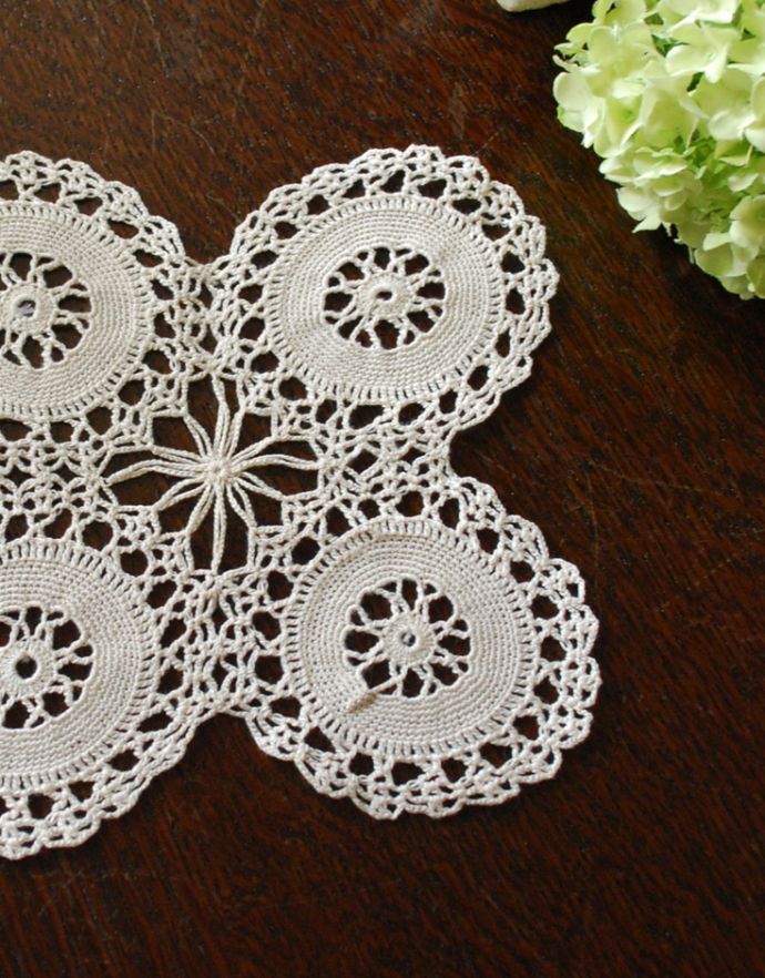 ミルクピッチャー アンティーク雑貨 フランスアンティーク雑貨、可愛い形がアクセント、手編みのドイリーレース。アンティークのため、多少の汚れやシミがある場合がありますが、使用上問題はありませんので、ご了承下さい。(m-1341-z)