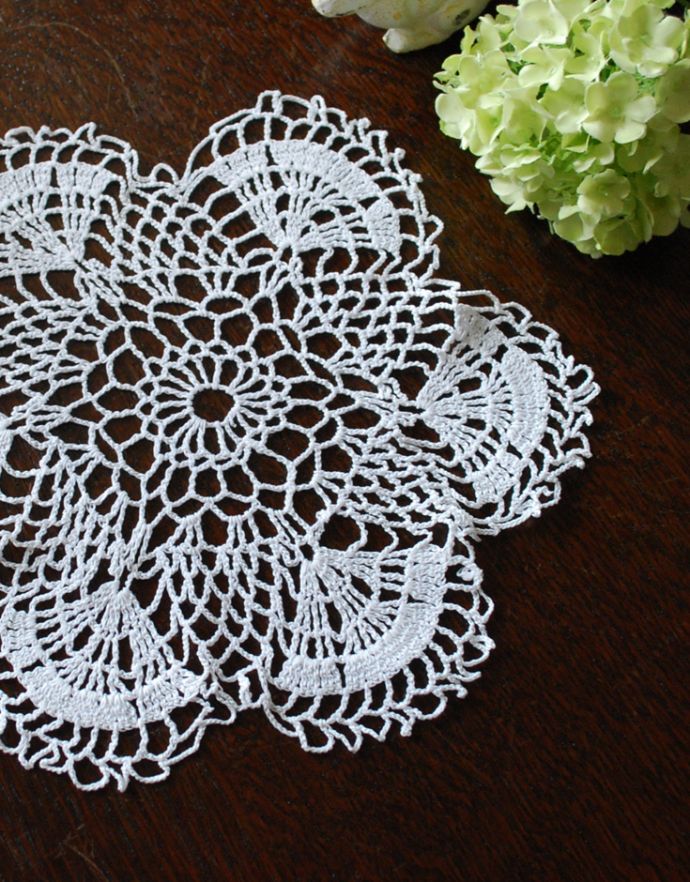 ミルクピッチャー アンティーク雑貨 フランスで見つけたアンティーク雑貨、可愛いデザインの手編みドイリーレース。アンティークのため、多少の汚れやシミがある場合がありますが、使用上問題はありませんので、ご了承下さい。(m-1350-z)