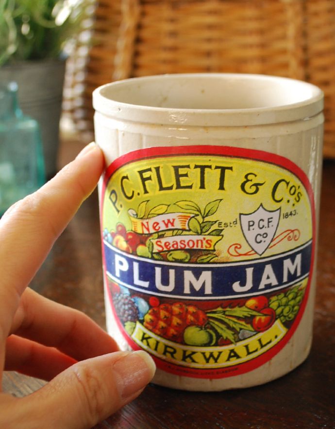 ジャムポット アンティーク雑貨 アンティークの陶器ジャー ジャムポット「PLUM」。アンティークなので多少の欠け・汚れはありますが、使用上は問題ありませんのでご安心ください。(m-1359-z)