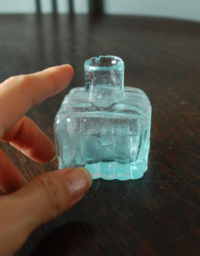 アンティーク雑貨　アンティークガラスボトル、気泡入りのストライプカットインクボトル（ペン置き付き）。プクプクっとした可愛いフォルムのボトルです。(m-1363-z)