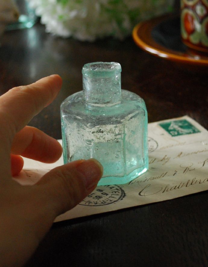 ガラスのアンティーク雑貨、気泡がたっぷり入りの八角形インクボトル(m