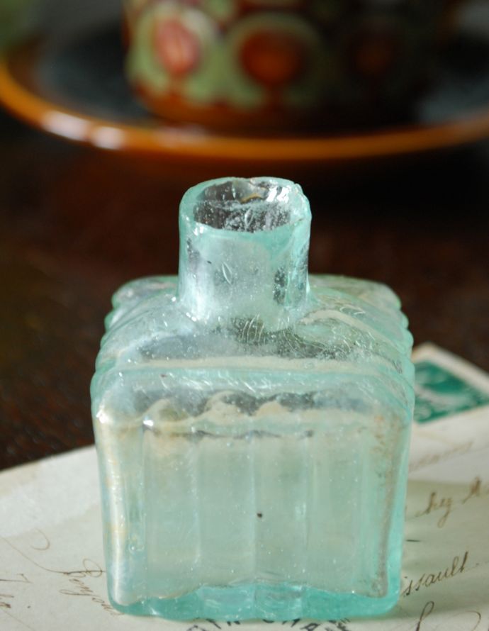 ナチュラルカントリースタイル　アンティーク雑貨　窓辺に並べて１輪挿しにもなる、ストライプカットのアンティークインクボトル（ペン置き付き）。１輪挿しにしたり、窓辺に置くと１つ１つ違うガラスの表情が楽しめます。(m-1366-z)