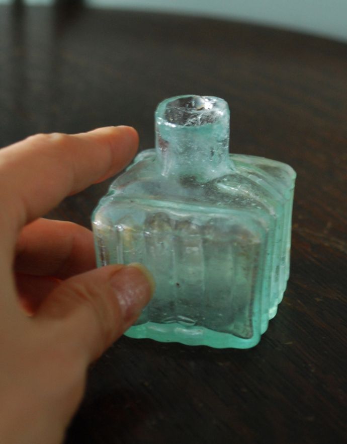 ナチュラルカントリースタイル　アンティーク雑貨　窓辺に並べて１輪挿しにもなる、ストライプカットのアンティークインクボトル（ペン置き付き）。プクプクっとした可愛いフォルムのボトルです。(m-1366-z)