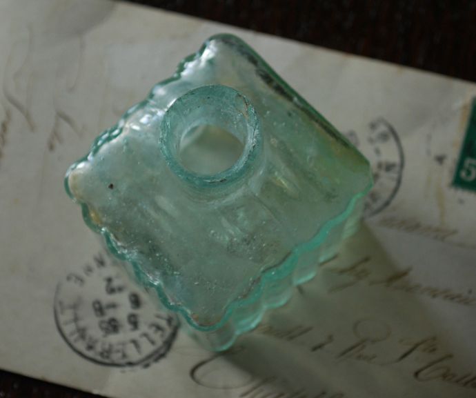 ナチュラルカントリースタイル　アンティーク雑貨　窓辺に並べて１輪挿しにもなる、ストライプカットのアンティークインクボトル（ペン置き付き）。アンティークのため、多少の欠け・傷がある場合がありますが、使用上問題はありませんので、ご了承下さい。(m-1366-z)