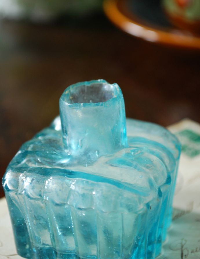 アンティーク雑貨　アンティークガラスボトル、ストライプカットインクボトル（ペン置き付き）。１輪挿しにしたり、窓辺に置くと１つ１つ違うガラスの表情が楽しめます。(m-1367-z)