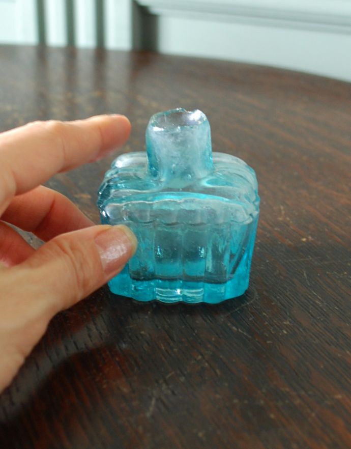 アンティーク雑貨　アンティークガラスボトル、ストライプカットインクボトル（ペン置き付き）。プクプクっとした可愛いフォルムのボトルです。(m-1367-z)