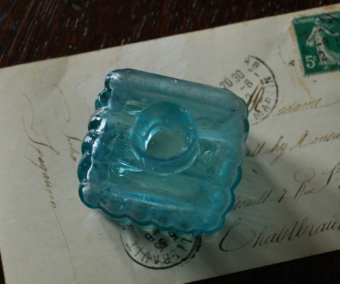 アンティーク雑貨　アンティークガラスボトル、ストライプカットインクボトル（ペン置き付き）。アンティークのため、多少の欠け・傷がある場合がありますが、使用上問題はありませんので、ご了承下さい。(m-1367-z)