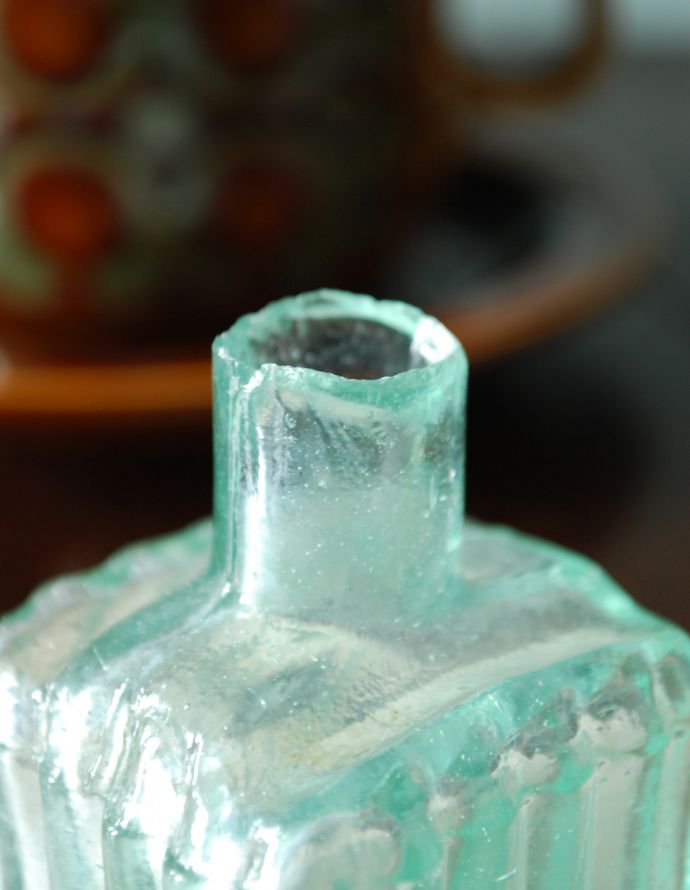 ナチュラルカントリースタイル アンティーク雑貨 アンティークガラス雑貨、ペン置き付きのストライプカットインクボトル。1輪挿しにしたり、窓辺に置くと1つ1つ違うガラスの表情が楽しめます。(m-1372-z)