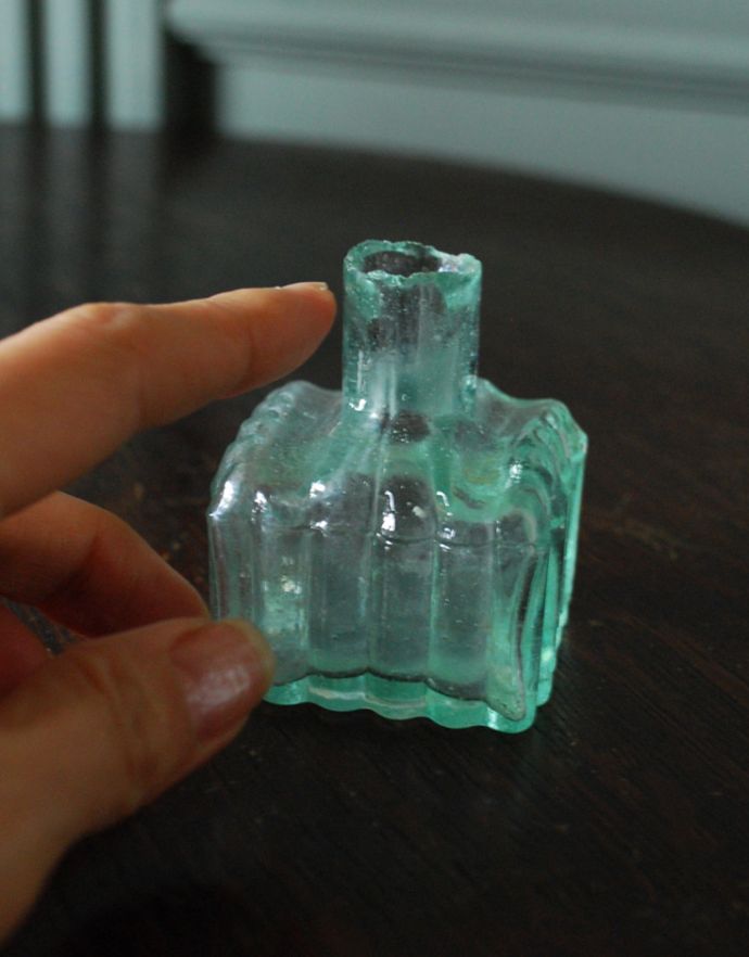 ナチュラルカントリースタイル アンティーク雑貨 アンティークガラス雑貨、ペン置き付きのストライプカットインクボトル。プクプクっとした可愛いフォルムのボトルです。(m-1372-z)