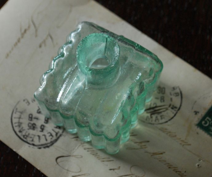 ナチュラルカントリースタイル アンティーク雑貨 アンティークガラス雑貨、ペン置き付きのストライプカットインクボトル。アンティークのため、多少の欠け・傷がある場合がありますが、使用上問題はありませんので、ご了承下さい。(m-1372-z)