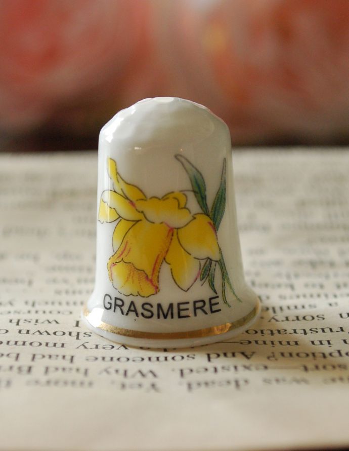 アンティーク雑貨 英国のアンティーク雑貨、黄色の水仙が可愛いシンブル(grasmere)。黄色のお花が綺麗に咲いたデザインです。(m-1376-z)