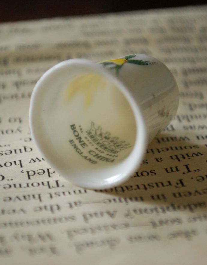 アンティーク雑貨 英国のアンティーク雑貨、黄色の水仙が可愛いシンブル(grasmere)。内側にマークが付いていました。(m-1376-z)