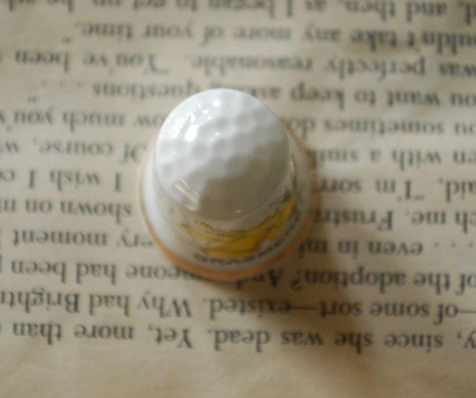 アンティーク雑貨 英国のアンティーク雑貨、黄色の水仙が可愛いシンブル(grasmere)。いくつか集めてディスプレイしたくなる可愛さです。(m-1376-z)