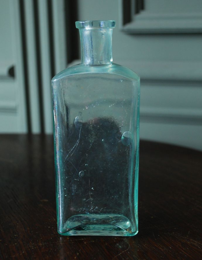 大きな気泡が入った、綺麗なアンティークガラスボトル(m-1380-z