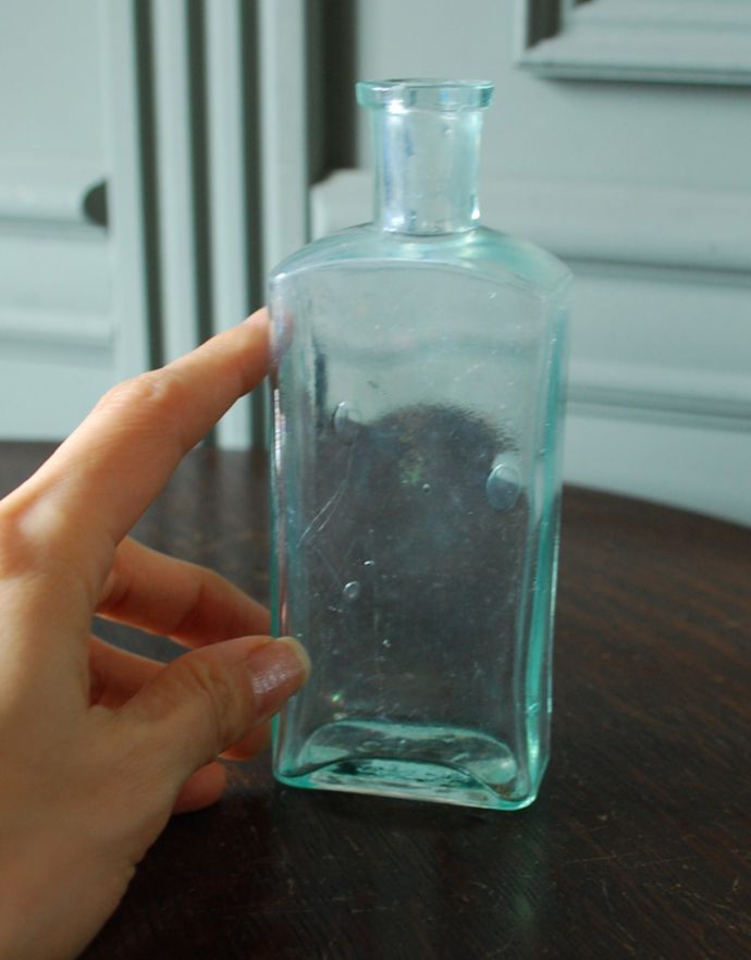 アンティーク雑貨 大きな気泡が入った、綺麗なアンティークガラスボトル。いろんな大きさや形のものが見つかるガラスボトル。(m-1380-z)