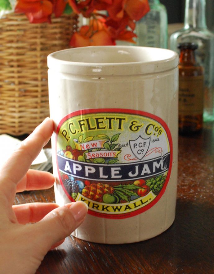 ジャムポット アンティーク雑貨 英国アンティーク雑貨、陶器ジャー ジャムポット「APPLE」。アンティークなので多少の欠け・汚れはありますが、使用上は問題ありませんのでご安心ください。(m-1393-z)