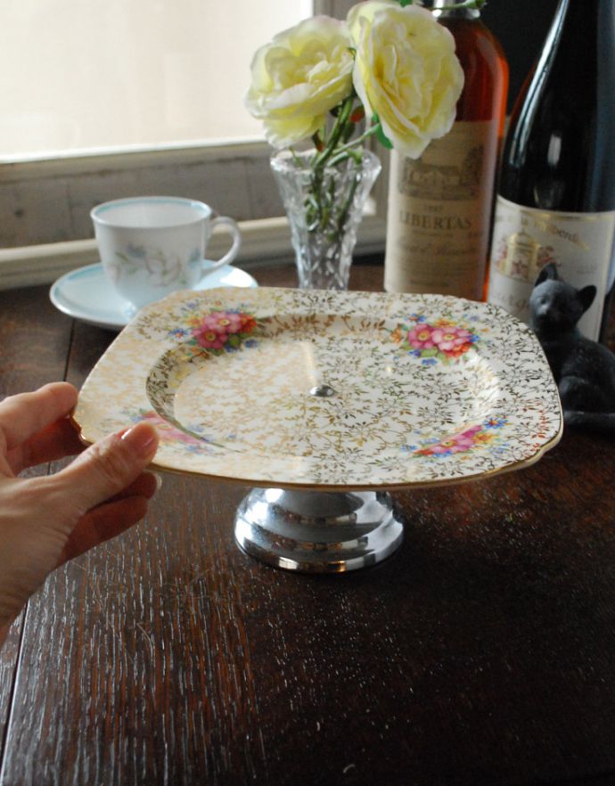 テーブルウェア(食器)　アンティーク雑貨　イギリスのミッドウィンター社、コンポート（ケーキスタンド）。ケーキやクッキーを乗せて、優雅なアフタヌーンティーをどうぞ。(m-1399-z)