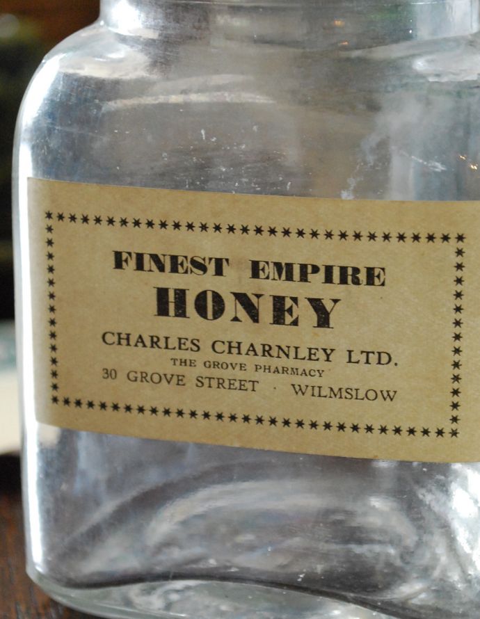 ナチュラルカントリースタイル　アンティーク雑貨　三角のかたちが可愛いアンティークＨＯＮＥＹボトル（ステッカー付き）。ステッカー付きのボトルはコレクションしたくなるアンティークアイテムです。(m-1411-z)