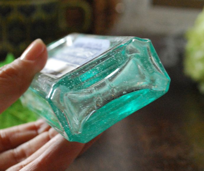 ナチュラルカントリースタイル　アンティーク雑貨　気泡がたっぷり入ったステッカー付きアンティークガラスボトル(DISTILLED WATER)。気泡がたっぷり入っています。(m-1413-z)