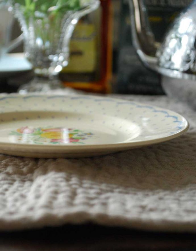 スージークーパー　アンティーク雑貨　スージークーパーのプランタンシリーズ、プレート17.5cm。プレートの厚みはこんな感じです。(m-1420-z)