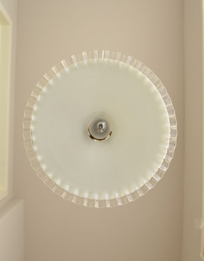 ペンダントライト 照明・ライティング フレンチフリルシェード、アンティークペンダントライト(コード・シャンデリア電球・ギャラリーA付き)。アンティークのミルクガラスは、光を通すとなんとも言えないステキな雰囲気でお部屋を照らしてくれます。(m-1432-z)