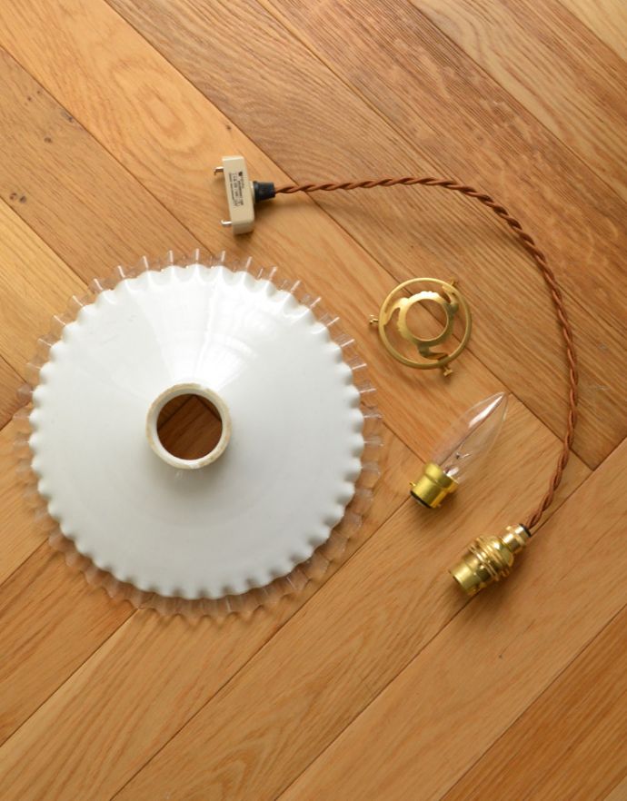 ペンダントライト 照明・ライティング フレンチフリルシェード、アンティークペンダントライト(コード・シャンデリア電球・ギャラリーA付き)。ガラスシェード、コード、ギャラリー、電球1個を全てセットでお届けするので、届いてすぐに取り付けられます。(m-1432-z)