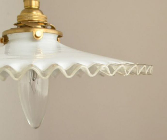 ペンダントライト 照明・ライティング フレンチフリルシェード、アンティークペンダントライト(コード・シャンデリア電球・ギャラリーA付き)。厚めのミルクガラスがダイニングを優しく照らします。(m-1432-z)