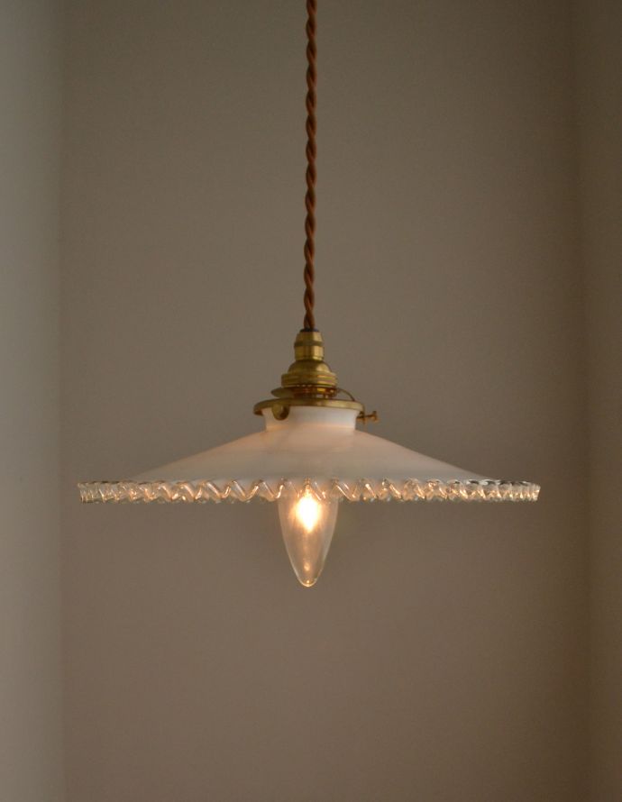 ペンダントライト　照明・ライティング　アンティーク照明、ミルクガラスシェードのペンダントライト（コード・シャンデリア電球・ギャラリーA付き）。縁どりのフリルはクリアになっています。(m-1433-z)
