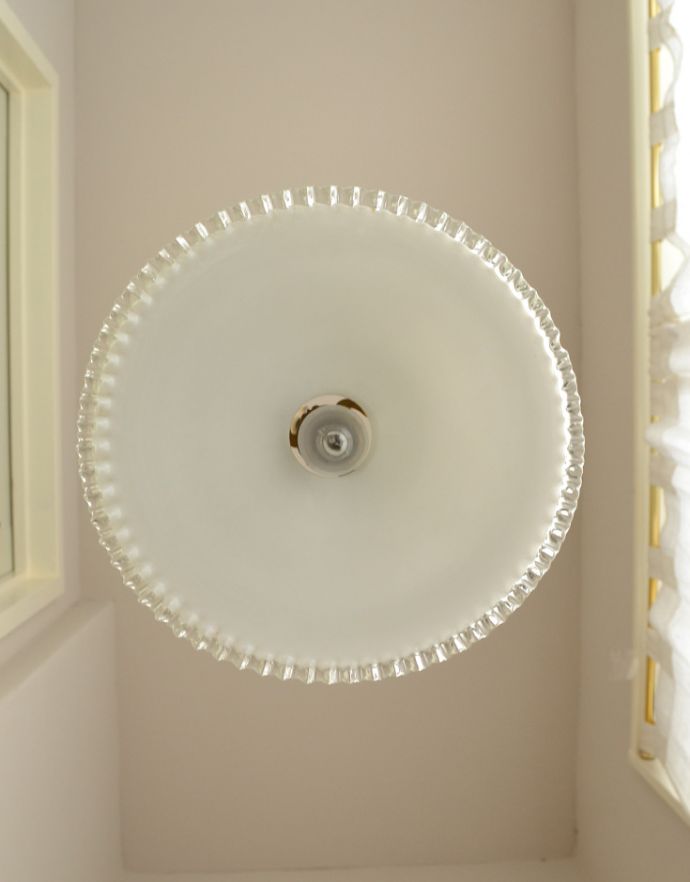 ペンダントライト　照明・ライティング　アンティーク照明、ミルクガラスシェードのペンダントライト（コード・シャンデリア電球・ギャラリーA付き）。アンティークのミルクガラスは、光を通すとなんとも言えないステキな雰囲気でお部屋を照らしてくれます。(m-1433-z)