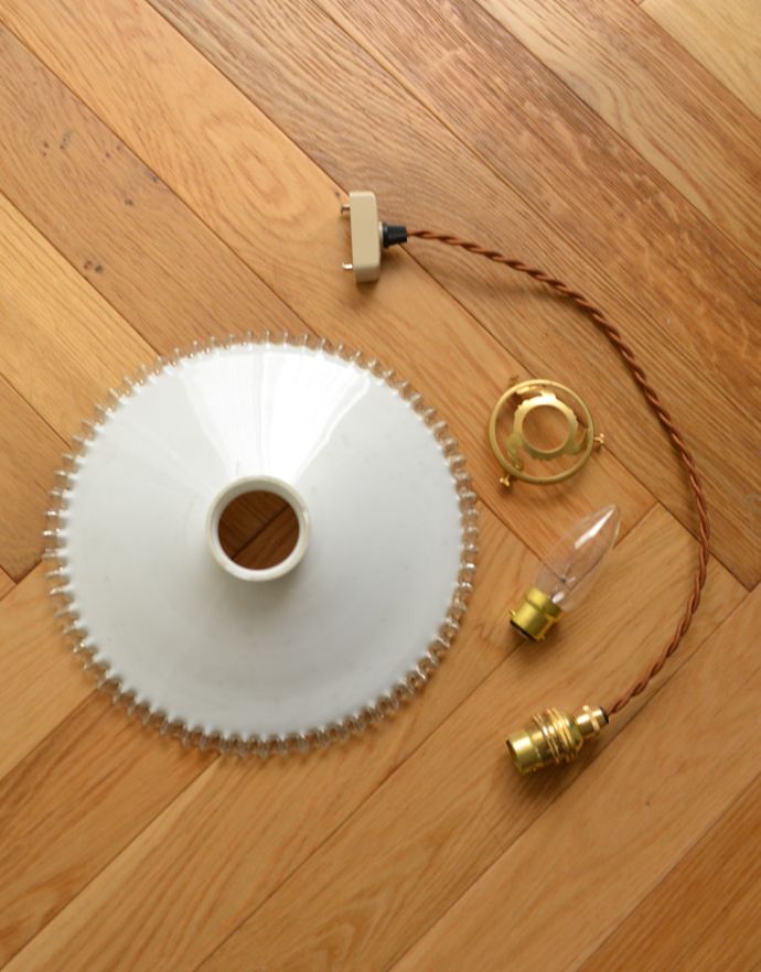 ペンダントライト　照明・ライティング　アンティーク照明、ミルクガラスシェードのペンダントライト（コード・シャンデリア電球・ギャラリーA付き）。ガラスシェード、コード、ギャラリー、電球1個を全てセットでお届けするので、届いてすぐに取り付けられます。(m-1433-z)