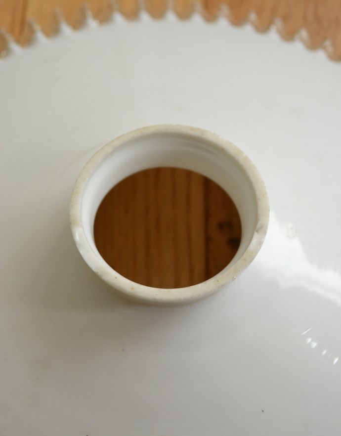 ペンダントライト　照明・ライティング　アンティーク照明、ミルクガラスシェードのペンダントライト（コード・シャンデリア電球・ギャラリーA付き）。シェードは、アンティークのため、誤差があったり、キズ、汚れが入っている場合もあります。(m-1433-z)