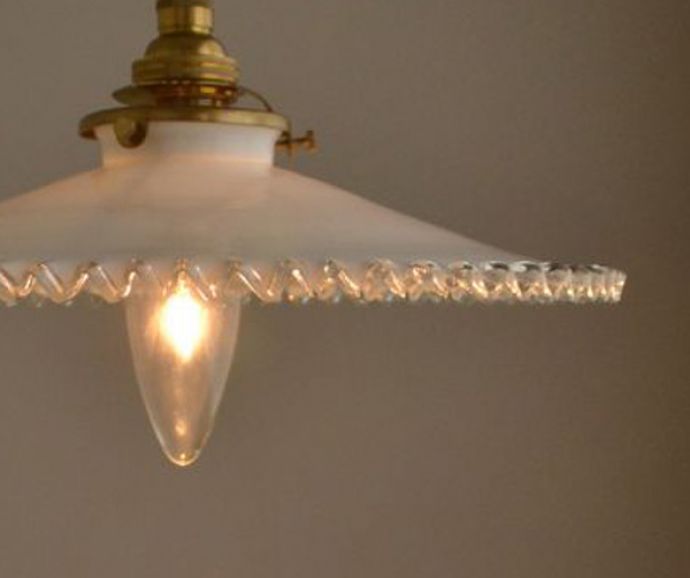 ペンダントライト　照明・ライティング　アンティーク照明、ミルクガラスシェードのペンダントライト（コード・シャンデリア電球・ギャラリーA付き）。シェードから漏れる光に癒されます。(m-1433-z)